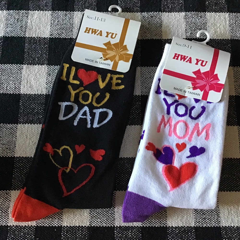 NWT 2 Pair HWA YU Women and Men I ❤️ YOU DAD & I ❤️ YOU MOM Crew Socks One Size